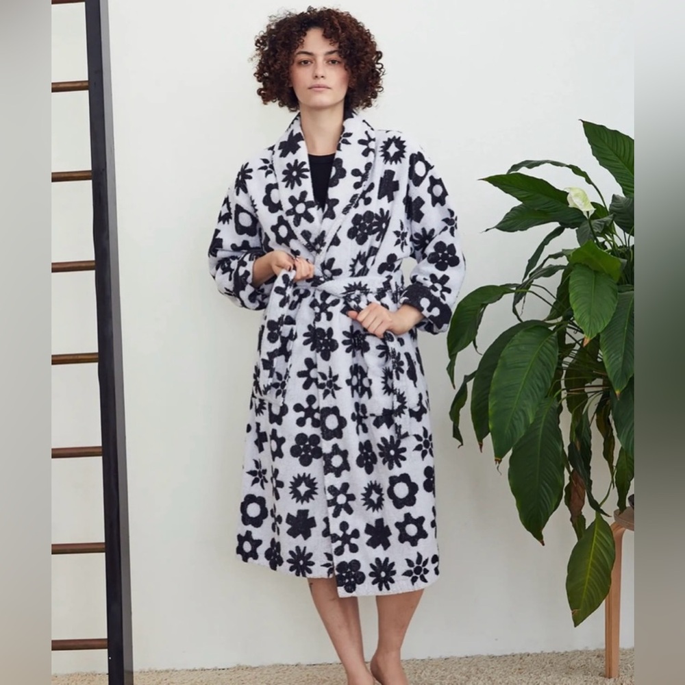 Dusen dusen - flower bathrobe - wingdings black and white